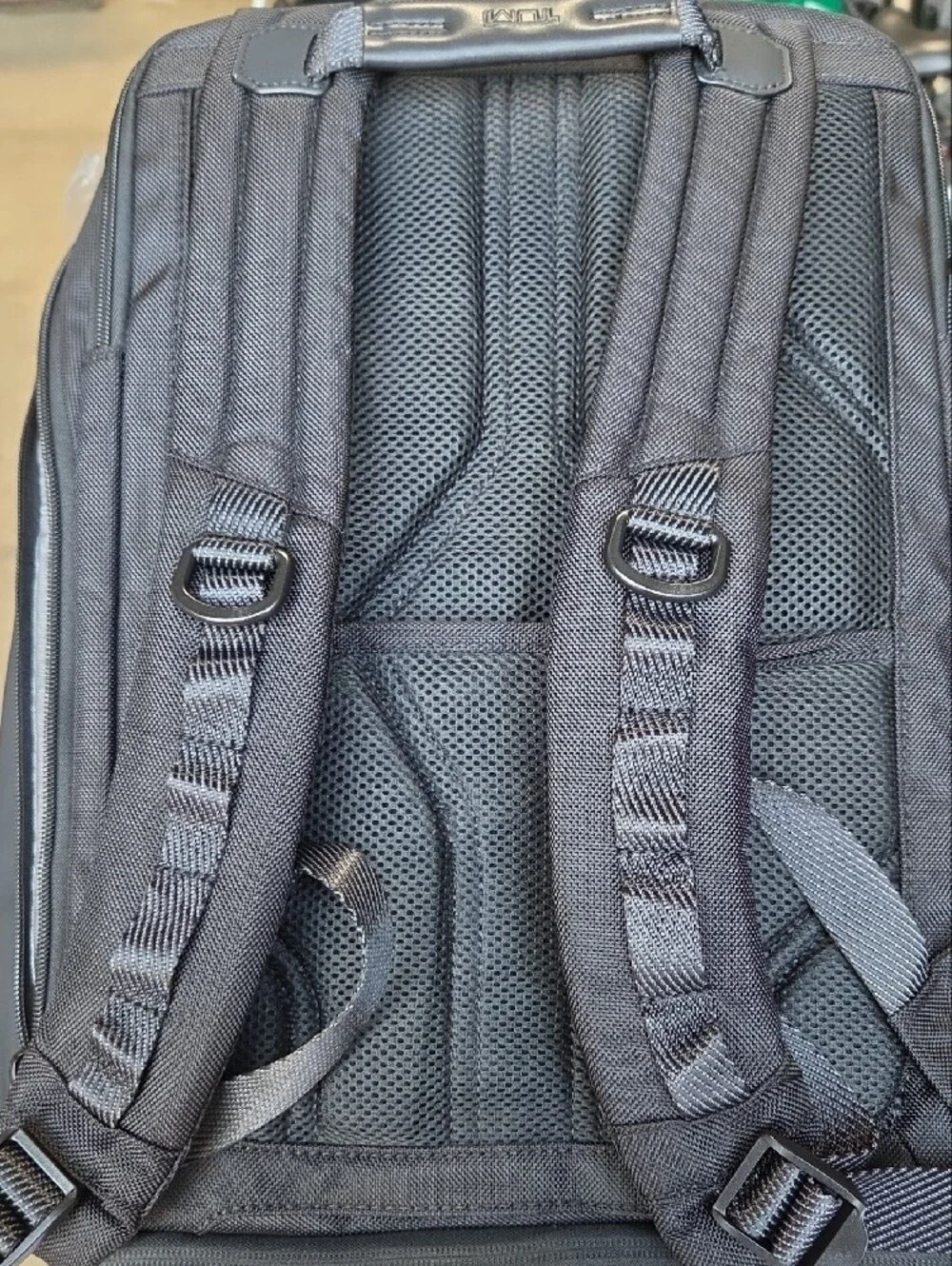 Tumi men toiletry